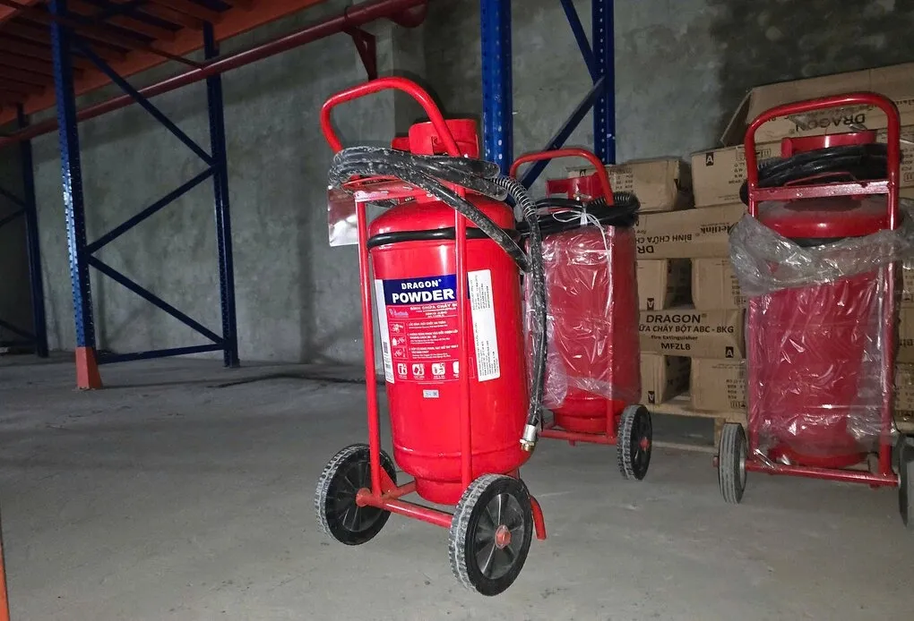 Bình chữa cháy giả nhãn hiệu Dragon. Ảnh: Công an cung cấp