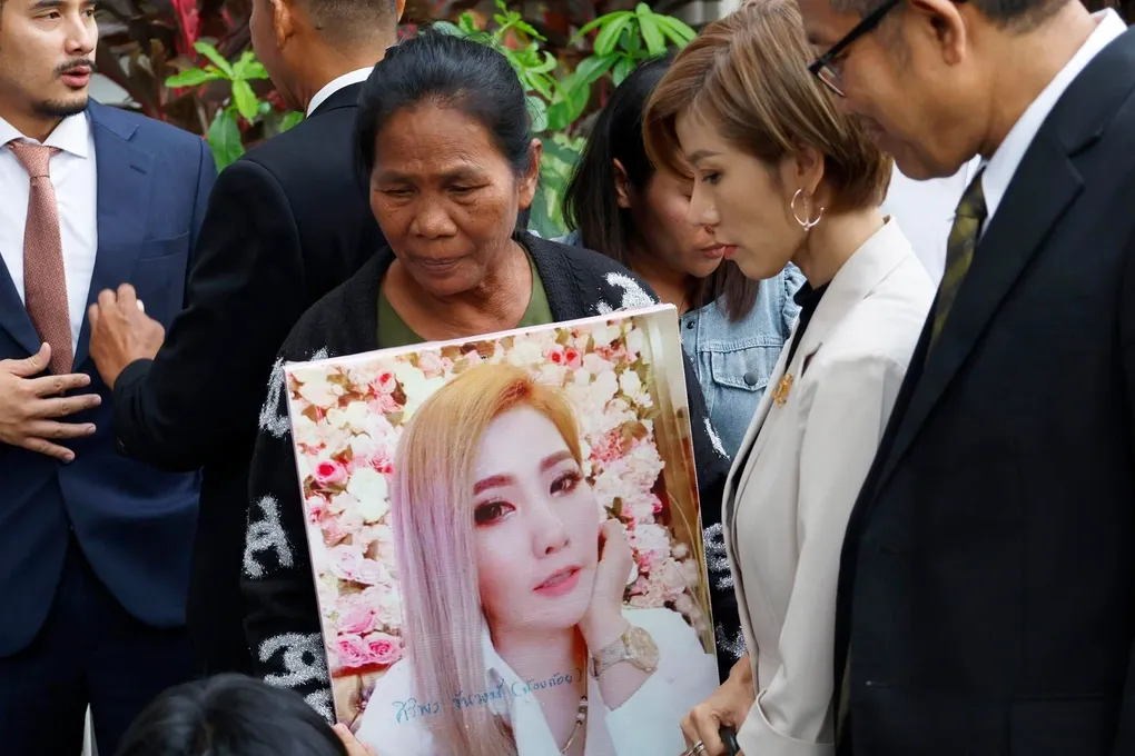 Mẹ Koy cầm ảnh con gái bên ngoài Tòa án Hình sự ở Bangkok, ngày 20/11/2024. Ảnh: EFE