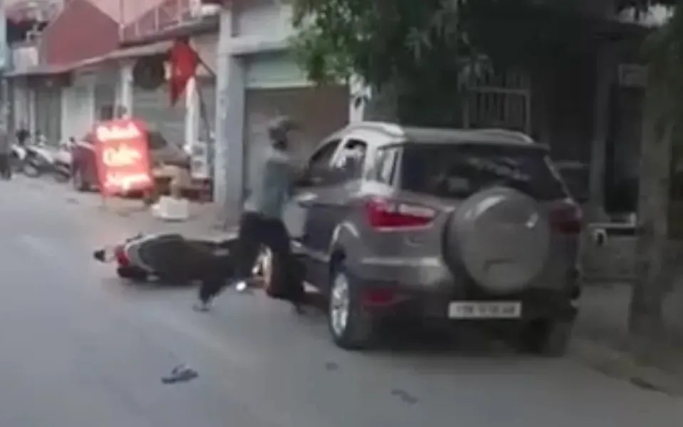 Hình ảnh lúc gây án được người dân ghi lại. Ảnh: Cắt từ video