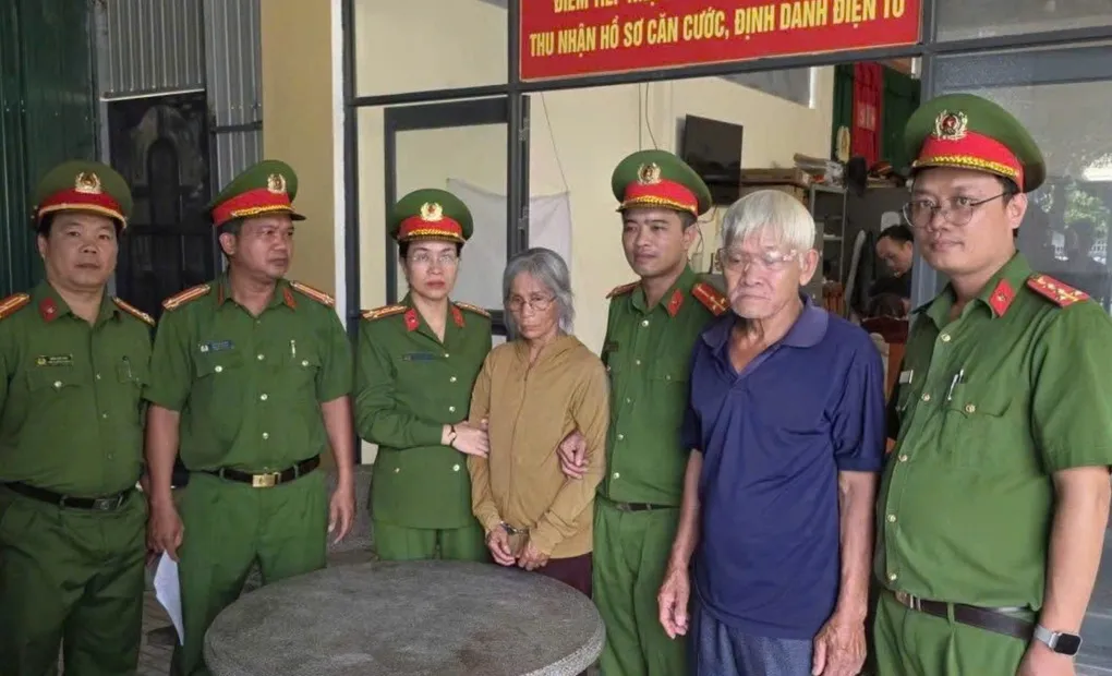 Bà Nguyễn Thị Tuyết (giữa) khi bị bắt. Ảnh: Công an tỉnh Quảng Ngãi