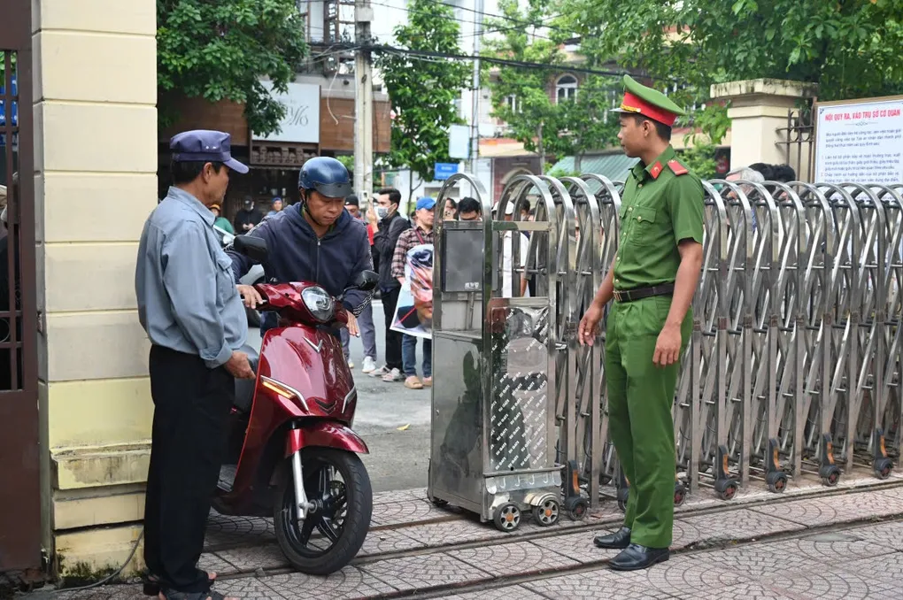 Lực lượng chức năng kiểm soát chặt người ra vào tòa, sáng 6/10. Ảnh: Phạm Hải