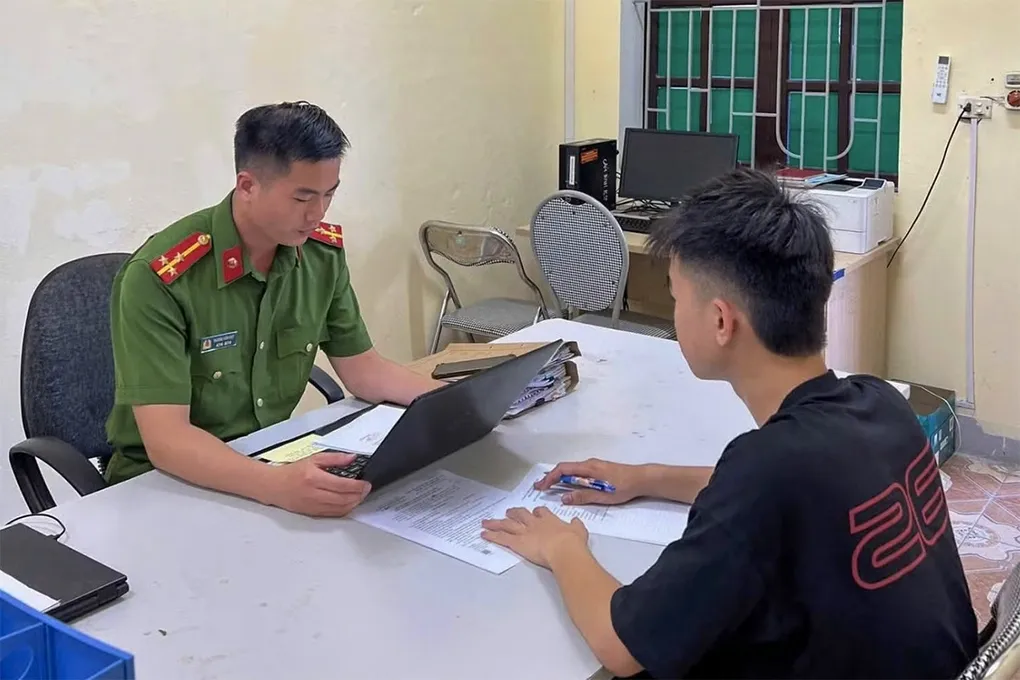 Cảnh sát làm việc với một nghi phạm. Ảnh: Công an cung cấp