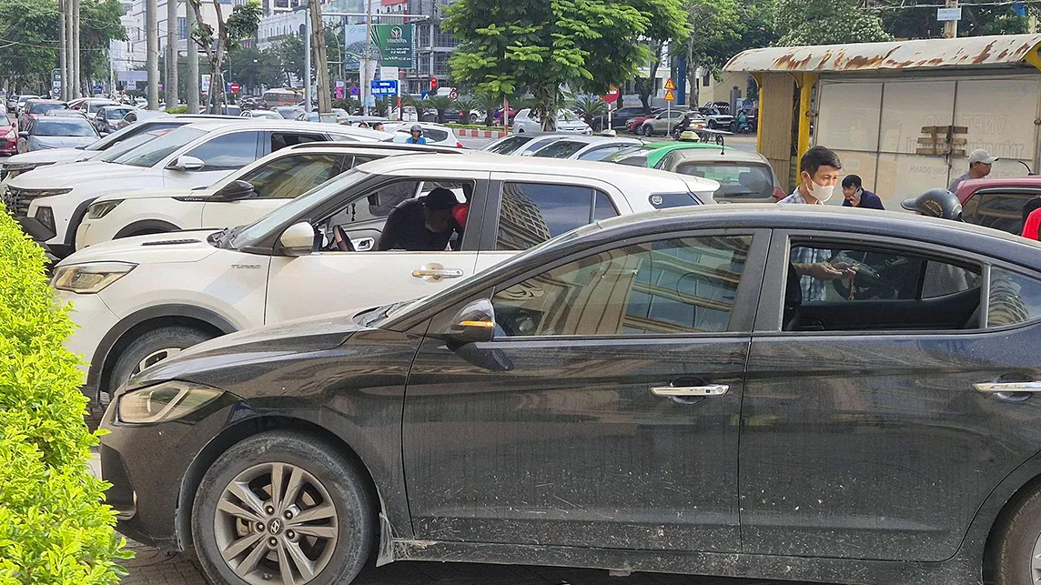 Ba nghi phạm đập kính hàng loạt ôtô bị bắt