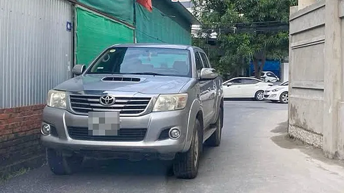 Đỗ ôtô chắn ngõ hẹp, tài xế bị phạt 900.000 đồng