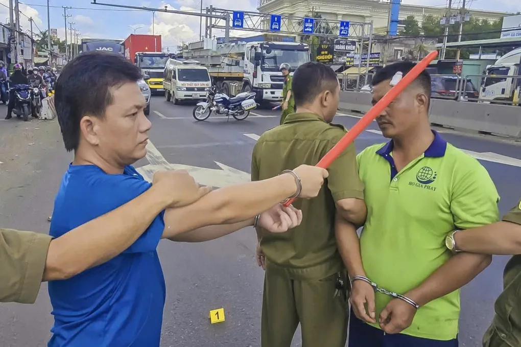 Cảnh sát dựng lại hiện trường. Ảnh: Trường Hà