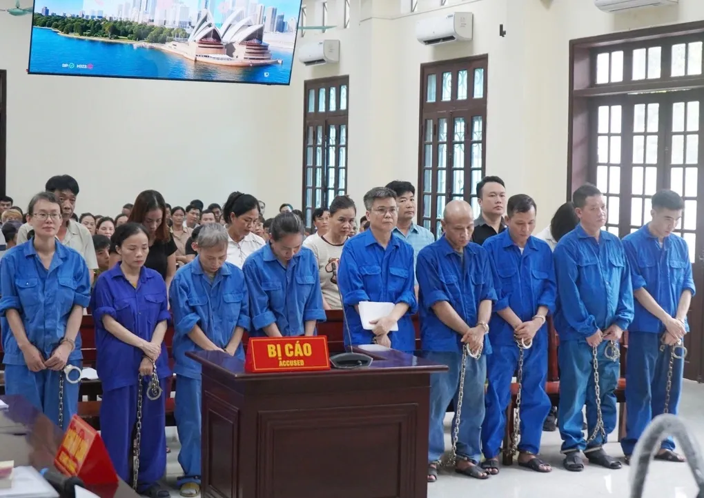Ông Toan (đeo kính) và các bị cáo trong vụ án. Ảnh: Lê Tân