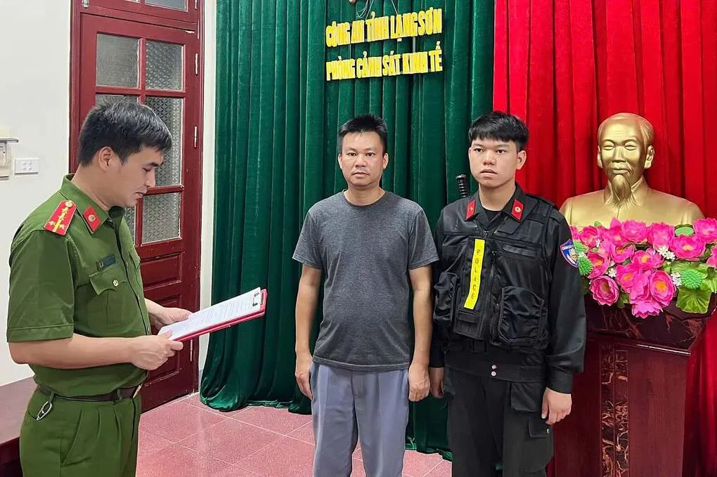 Công an thi hành lệnh với Hứa Văn Chinh. Ảnh: Công an cung cấp
