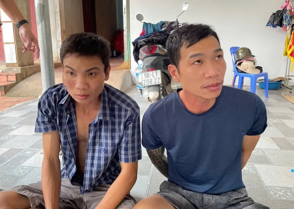 Hai trong số bốn người trộm chó tấn công người dân. Ảnh: CACC
