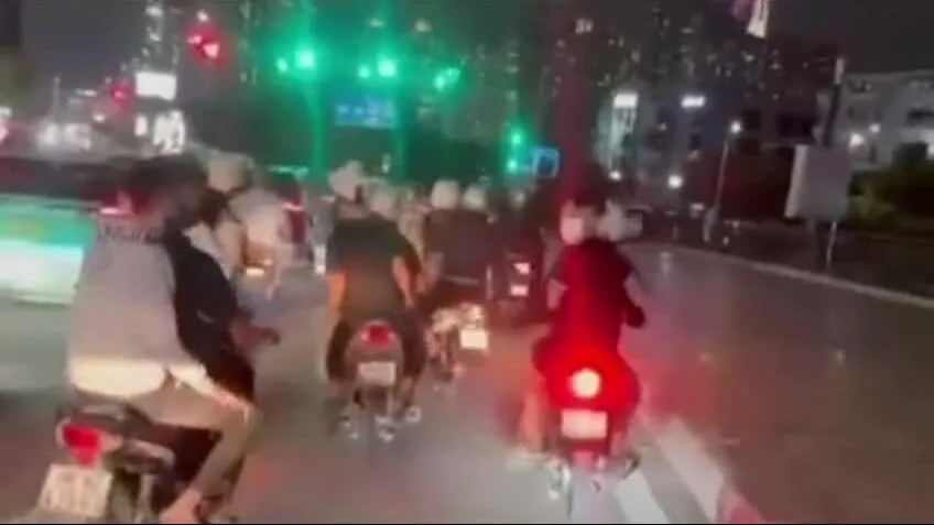 Nhóm thiếu niên ép xe, chém người ở TP HCM