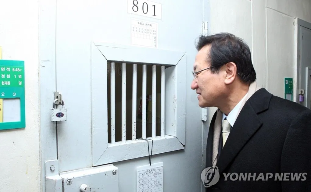 Bộ trưởng Tư pháp Lee Gwi-nam thăm trại giam Cheongsong năm 2010. Ảnh: Yonhap