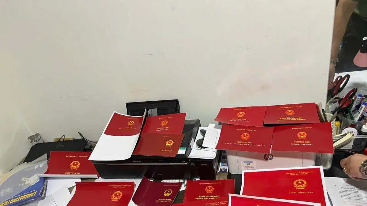 Hai cán bộ trường đại học liên quan đường dây làm văn bằng giả
