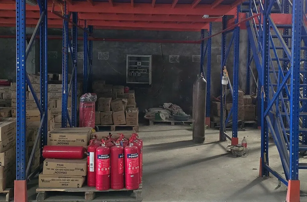 Kho hàng sản xuất các bình chữa cháy Dragon giả. Ảnh: Công an cung cấp
