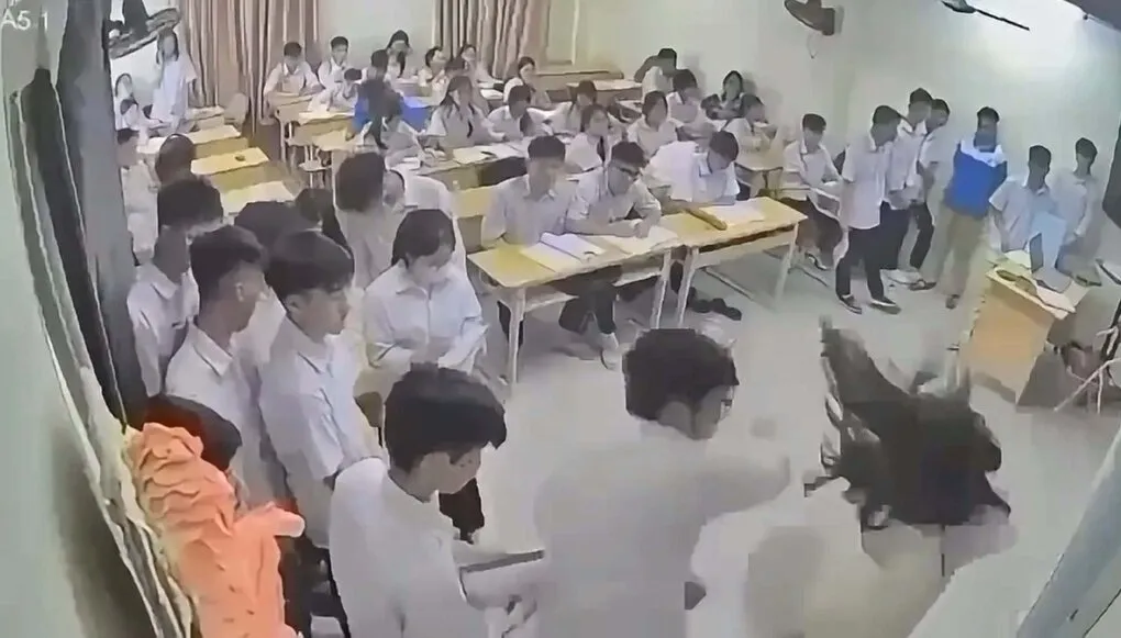 Cảnh nam sinh đánh cô giáo. Ảnh cắt từ video