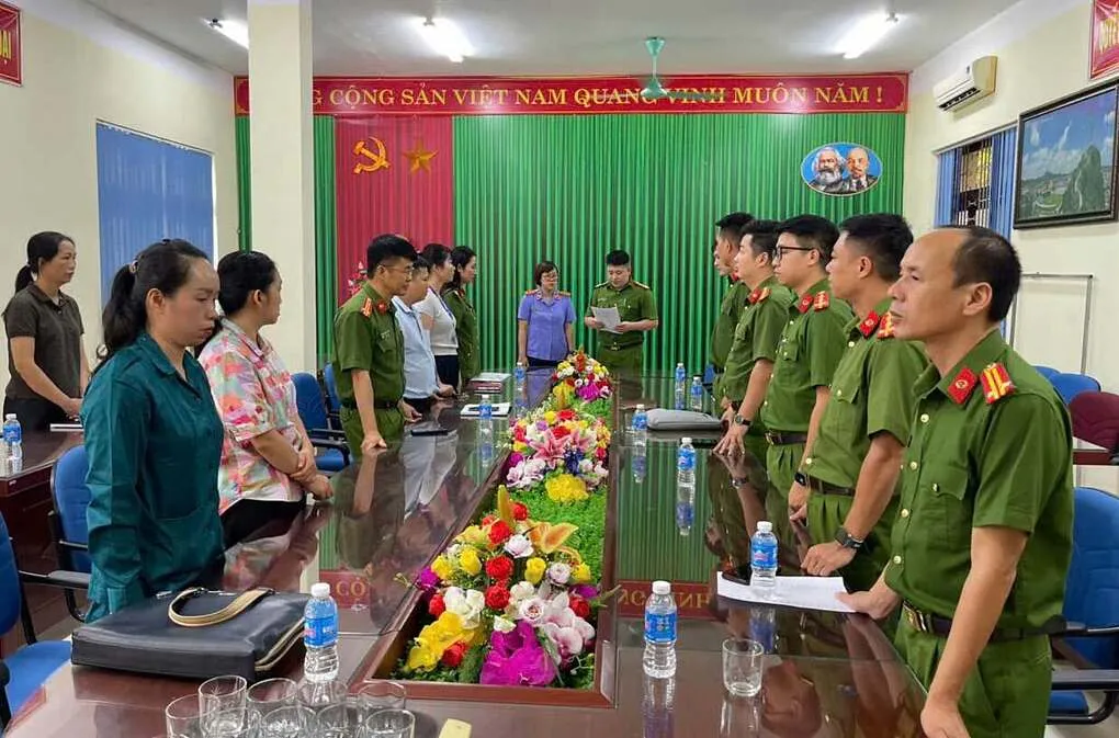 Công an thi hành lệnh khám xét tại trung tâm tài nguyên môi trường. Ảnh: Công an cung cấp