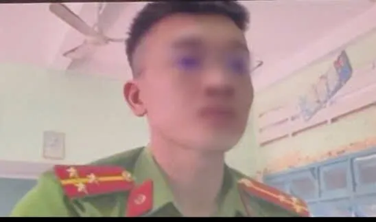 Khi bị hỏi về việc lừa đảo, người giả công an nói không trả lời được, cho biết có người ngồi ở đây và cuộc gọi đang được ghi âm. Ảnh: Phạm Hải