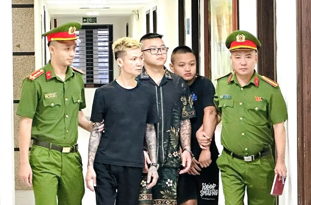 Cảnh sát áp giải các nghi can. Ảnh: Lam Sơn