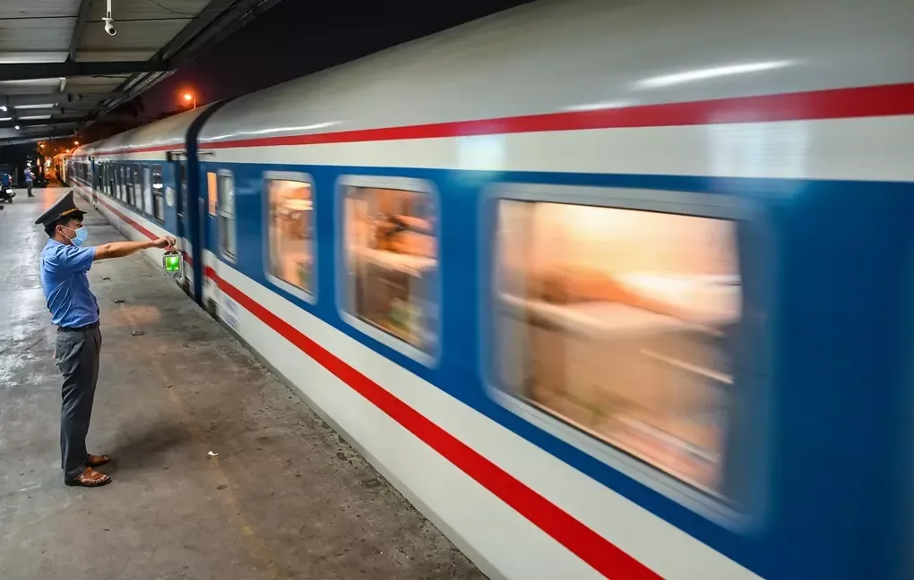 Tàu khách ở ga Hà Nội. Ảnh: Giang Huy