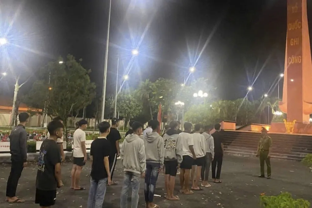 Gần 20 thanh thiếu niên được công an đưa đến nghĩa trang liệt sĩ. Ảnh: Công an xã Phú Giáo