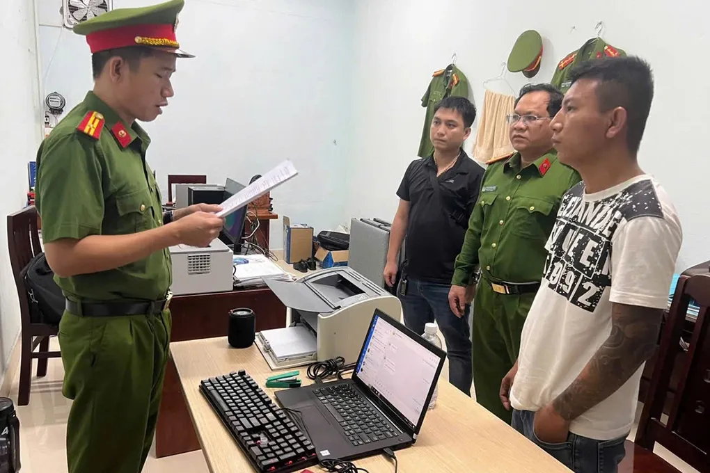 Huỳnh Văn Minh Nhựt (bìa phải) khi bị bắt. Ảnh: Thành Huynh
