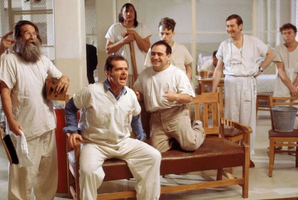 Cảnh phim Bay trên tỏ chim cúc cu, với nhân vật chính là Randle McMurphy- Jack Nicholson thủ vai (thứ hai từ trái), một gã tội phạm bất trị, giả vờ hoặc bị nghi ngờ mắc bệnh tâm thần để trốn án tù lao động nặng. Ảnh: Upstate films