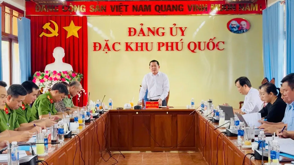 Ông Đinh Văn Nơi, Phó bí thư Tỉnh uỷ An Giang, Bí thư Đặc khu Phú Quốc trong cuộc họp với các ngành Phú Quốc hồi tháng 8/2026. Ảnh: Hoàng Dung