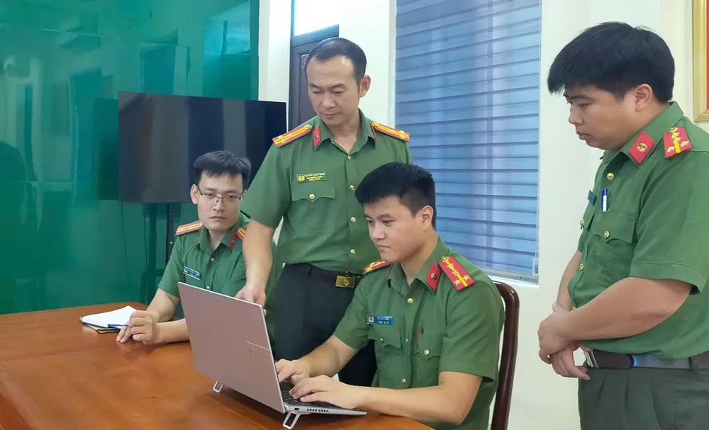 Cán bộ Phòng An ninh mạng và Phòng chống tội phạm sử dụng công nghệ cao Công an tỉnh Thanh Hoá điều tra vụ án. Ảnh: Lam Sơn