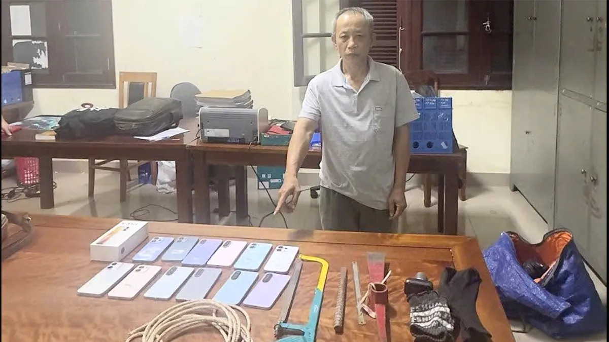 Phá hệ thống cảnh báo chống trộm, lấy 33 điện thoại của cửa hàng