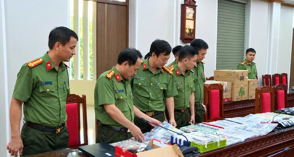 [Cơ quan điều tra kiểm tra tang vật vụ án. Ảnh: Lam Sơn