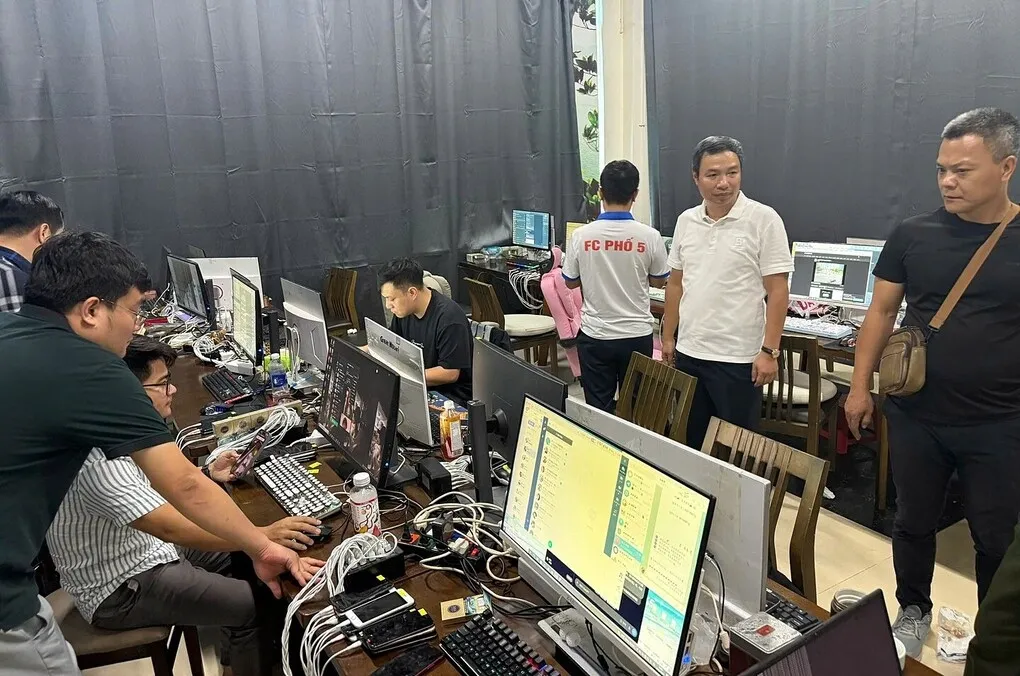 Cơ quan điều tra khám xét trụ sở khách sạn Văn Hoa, nơi được thuê làm sào huyệt của đường dây lừa đảo. Ảnh: Bộ Công an