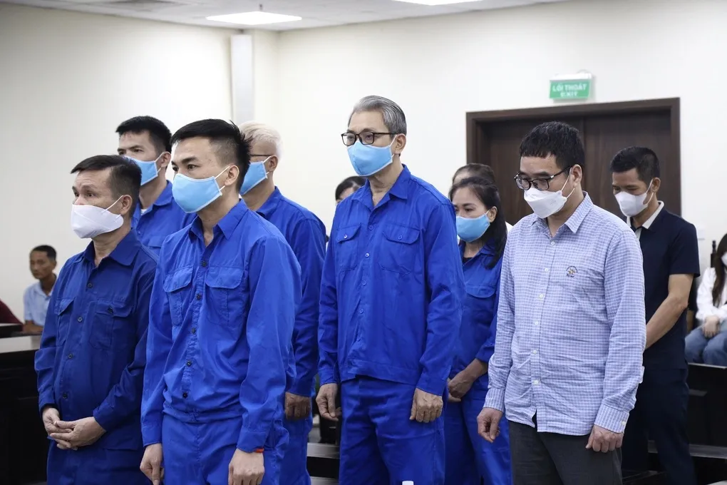 Các bị cáo tại tòa sáng 29/10. Ảnh: Danh Lam