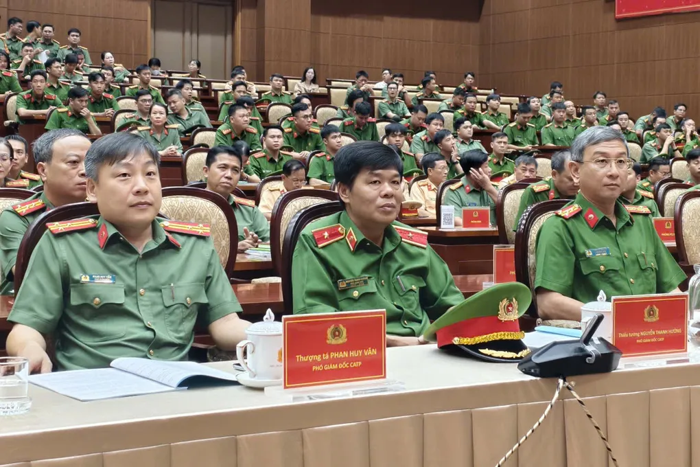 Lãnh đạo Công an TP HCM và các phòng nghiệp vụ tại buổi lễ sáng nay. Ảnh: Phạm Hải