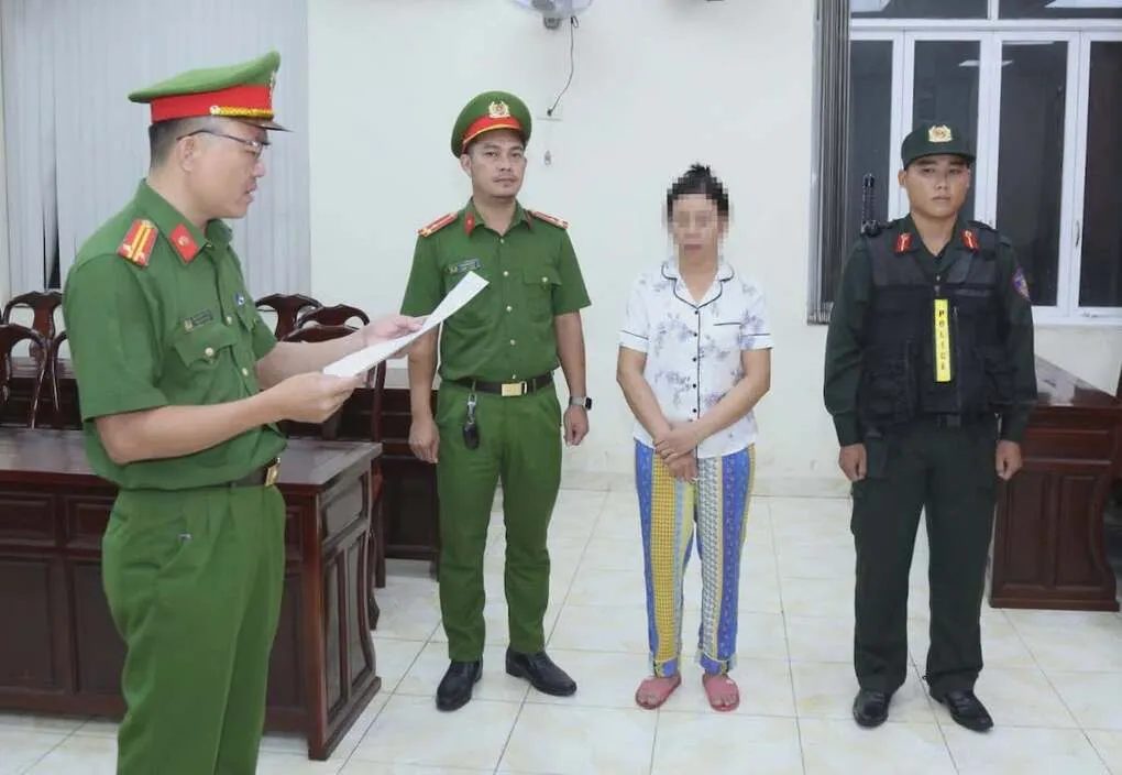 Nữ chủ trang trại nghe lệnh khởi tố bị can. Ảnh: Thái Hà