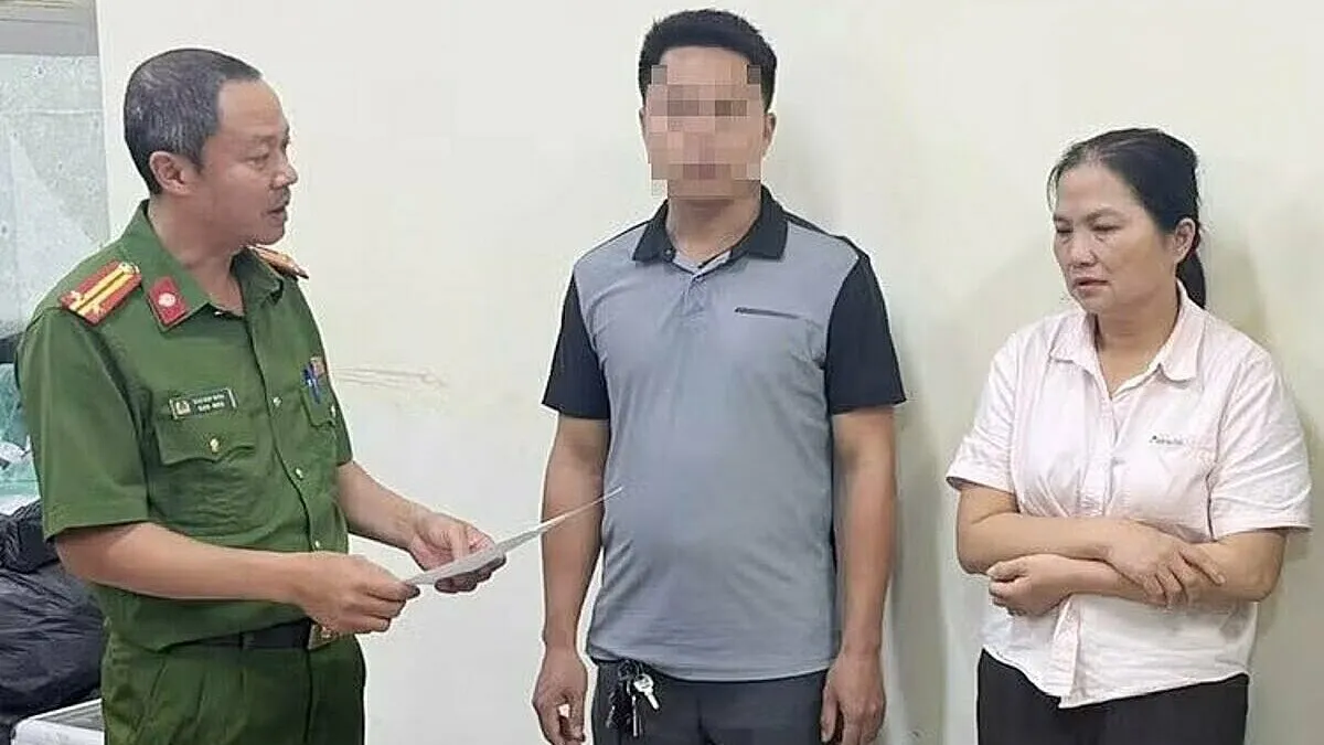 Bị khởi tố vì mang chuồng chó, giường ra chặn ngõ đi chung