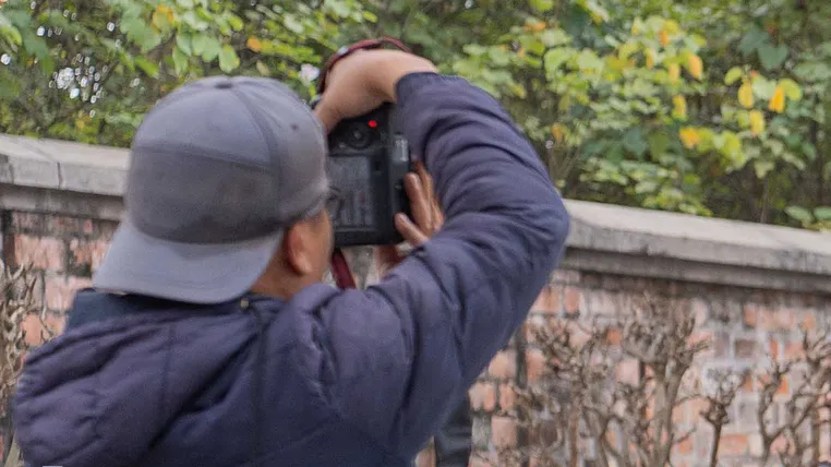 Tôi mượn camera chụp ảnh và đoạt giải, tiền thưởng là của tôi hay chủ máy?