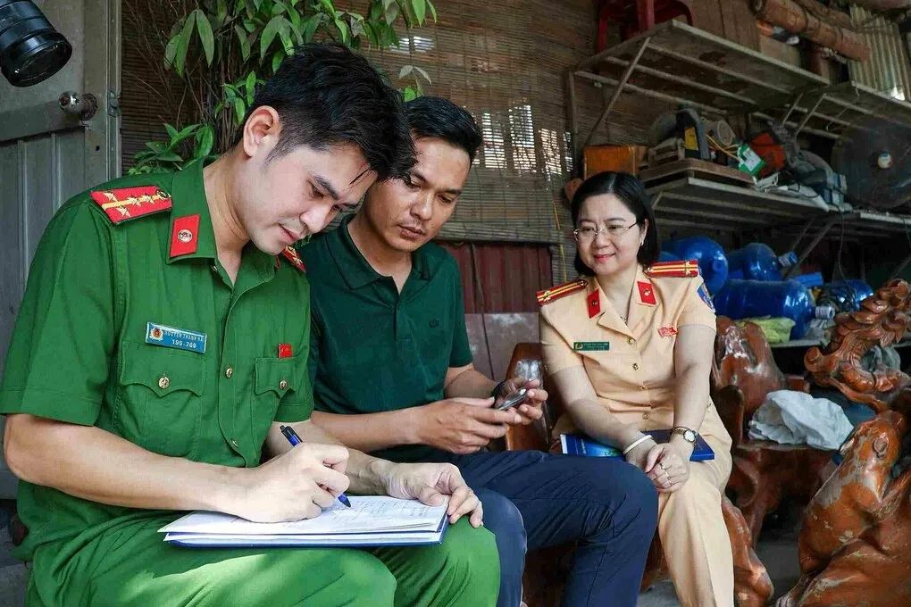 Công an xuống tận nơi để xác minh thông tin của phương tiện. Ảnh: Phòng CSGT Công an Hà Nội