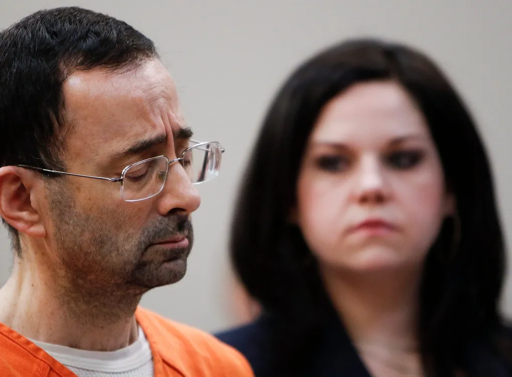 Phản ứng của Larry Nassar sau khi nhận tội trước tòa vào tháng 11/ 2017,  bên cạnh là luật sư Shannon Smith. Ảnh: Lansing State Journal
