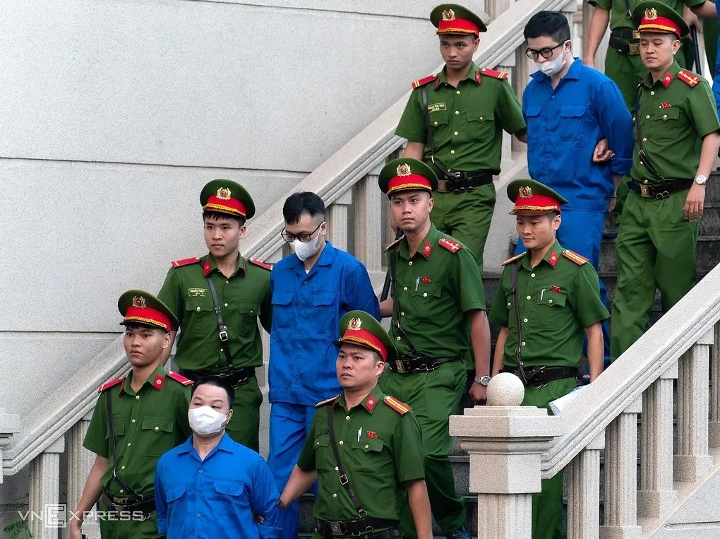 Mr Pips Phó Đức Nam (hàng trên cùng) và các đồng phạm bị dẫn giải về trại tạm giam sau phiên tòa. Ảnh: Hoàng Giang