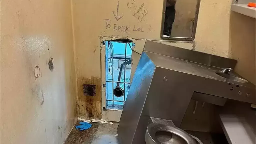 10 tù nhân Mỹ phá bồn cầu để bỏ trốn
