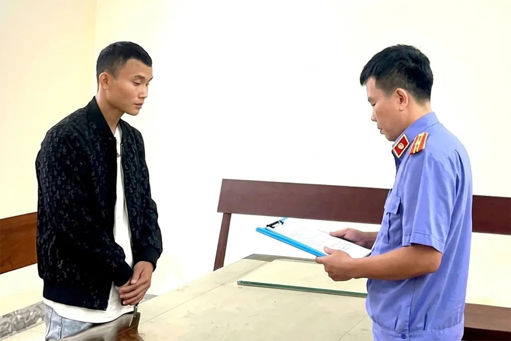 Nghi can Trung (góc trái) tại cơ quan điều tra. Ảnh: Đặng Khánh