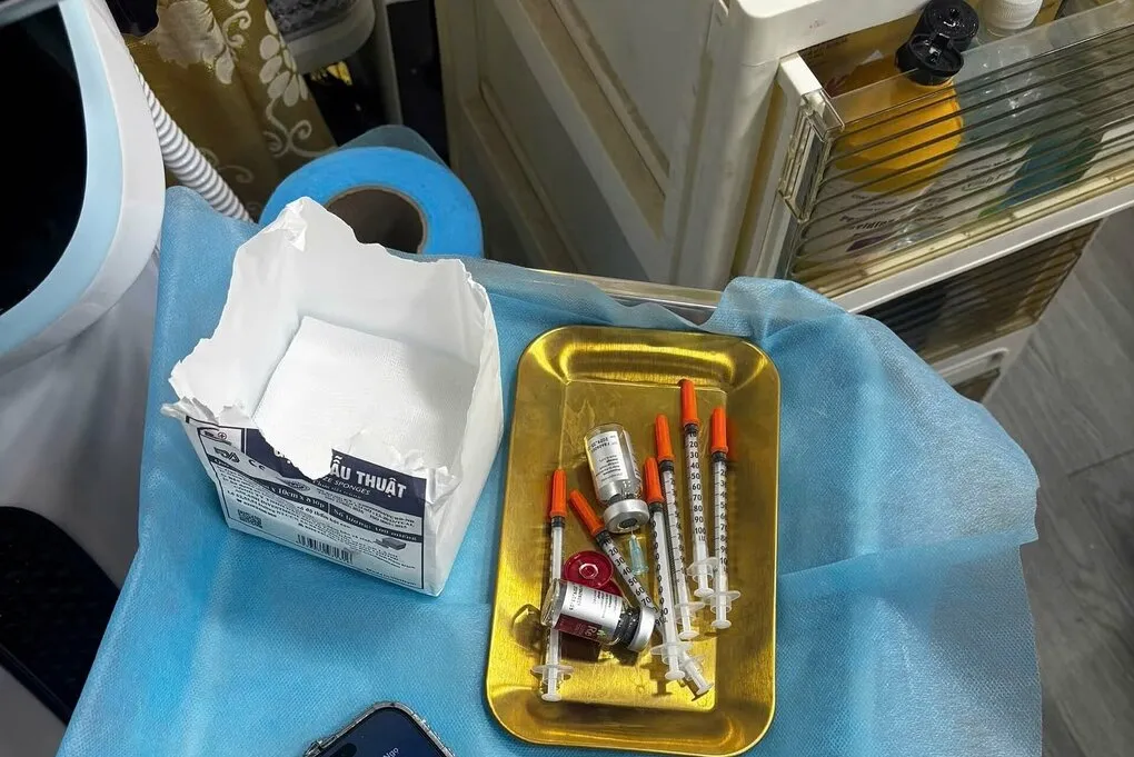 Các dụng cụ y tế không rõ nguồn gốc. Ảnh: Công an cung cấp