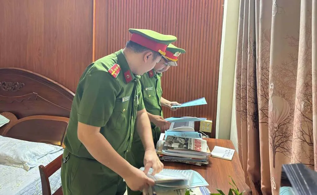 Công an khám xét nơi ở của bị can Quách Chí Lâm tại phường Cẩm Phả, TP Quảng Ninh. Ảnh: Công an cung cấp