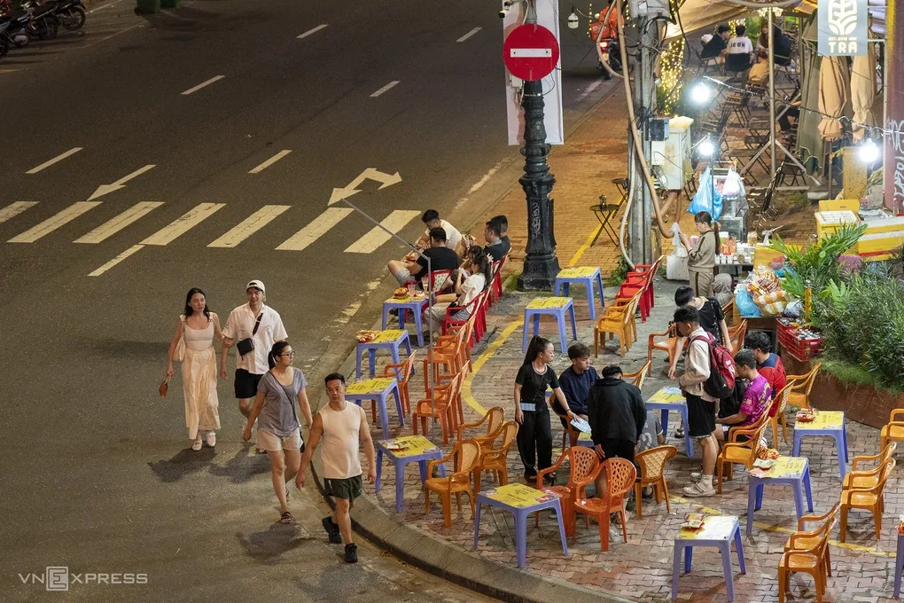 Hàng quán lấn chiếm vỉa hè Đà Nẵng khiến người đi bộ phải đi xuống lòng đường, tối 24/3/2026. Ảnh: Nguyễn Đông