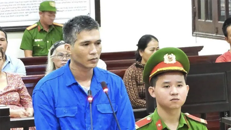 Truy đuổi trên đường, dồn vợ cũ vào góc phòng để tấn công