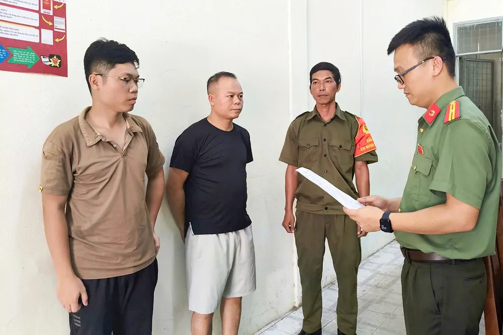 Nguyễn Trung Hiếu (bìa trái) và Chu Đức Ánh (áo đen) khi bị khởi tố. Ảnh: Khanh Huynh