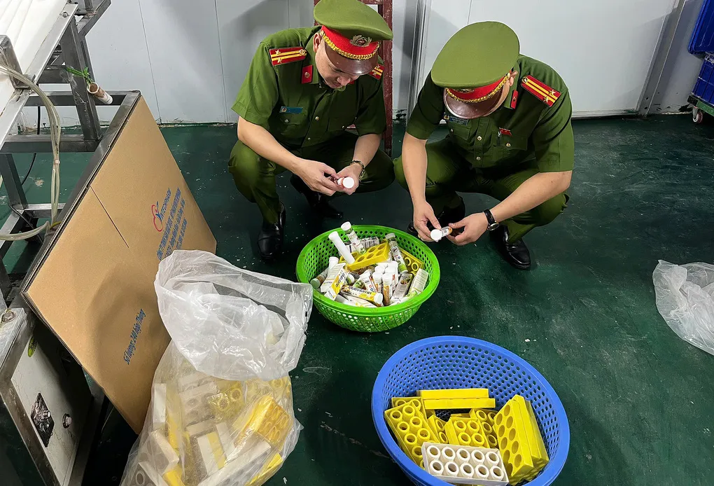 Các hộp C sủi bị thu giữ. Ảnh: Công an cung cấp