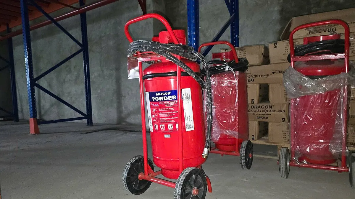 Hối lộ 17 tỷ đồng để 'mua' tem đạt chuẩn bình chữa cháy Dragon giả