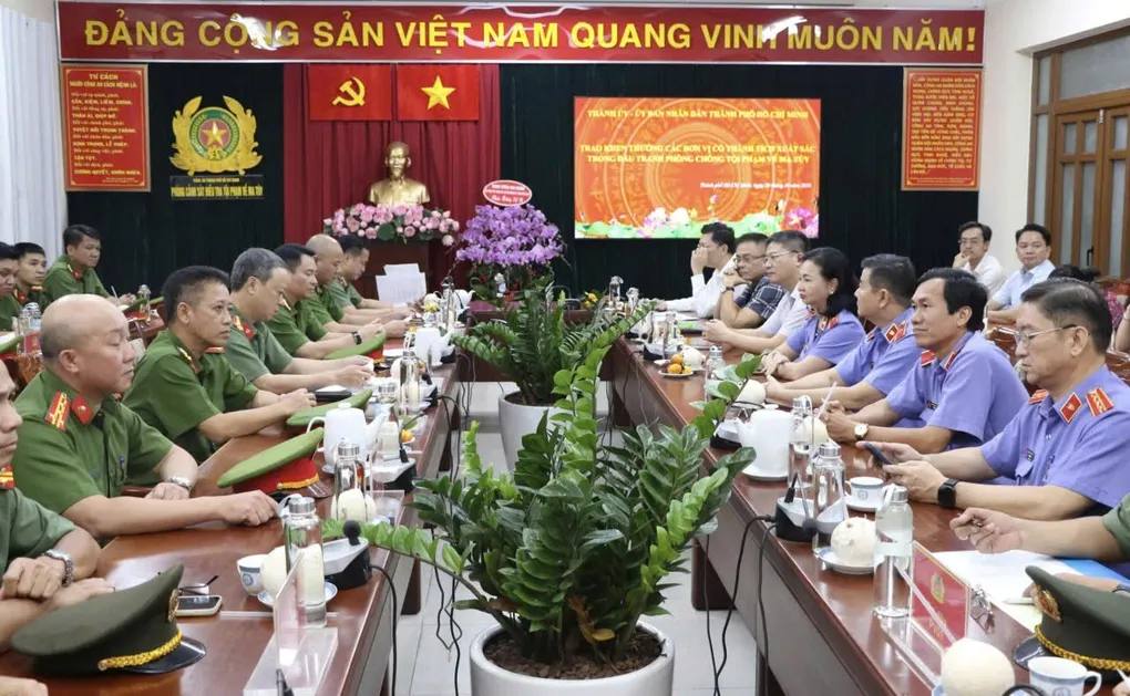Công an TP HCM khen thưởng ban chuyên án. Ảnh: Công an TP HCM