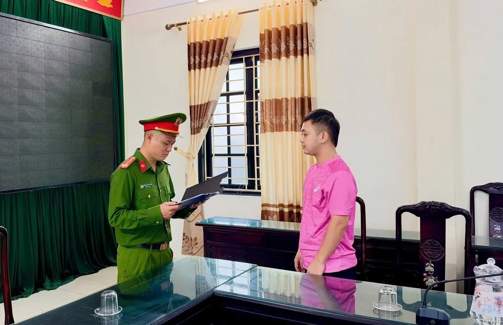 Cơ quan công an đọc lệnh khởi tố Lê Xuân Đức. Ảnh: CACC