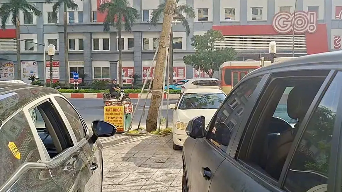 Hàng loạt ôtô đỗ dưới chung cư bị đập vỡ kính