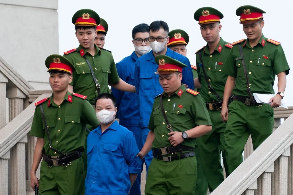 Các bị cáo bị dẫn giải rời tòa. Ảnh: Hoàng Giang